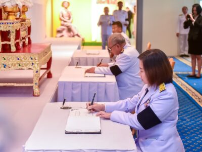 ร่วมพิธีสรงน้ำพระบรมศพและลงนามแสดงความไว้อาลัย สมเด็จพระนางเจ้าสิริกิติ์ พระบรมราชินีนาถ พระบรมราชชนนีพันปีหลวง